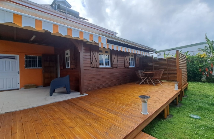 SAINT CLAUDE- Appartement bas de villa de type T3 meubl&eacute;- Climatis&eacute; - Jardin en commun