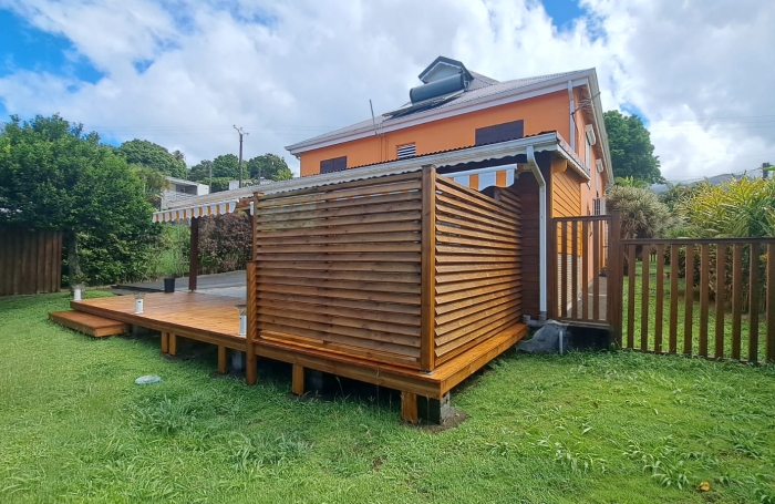 SAINT CLAUDE- Appartement bas de villa de type T3 meubl&eacute;- Climatis&eacute; - Jardin en commun