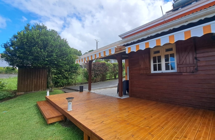 SAINT CLAUDE- Appartement bas de villa de type T3 meubl&eacute;- Climatis&eacute; - Jardin en commun