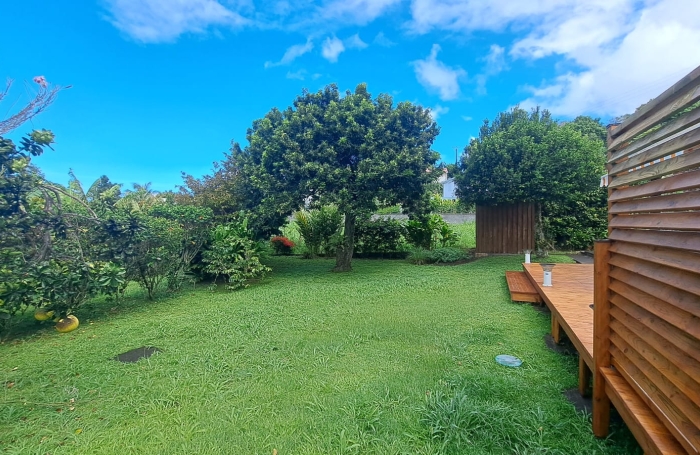 SAINT CLAUDE- Appartement bas de villa de type T3 meubl&eacute;- Climatis&eacute; - Jardin en commun