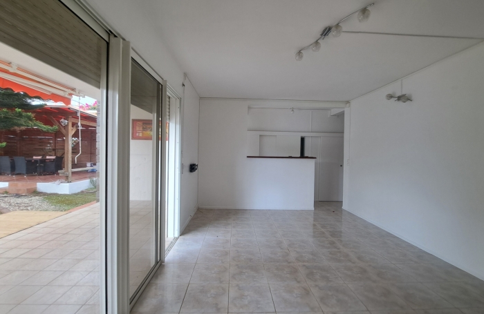 Maison 3 pi&egrave;ces avec  garnde terrasse et box &agrave; proximit&eacute; des &eacute;coles et commerces