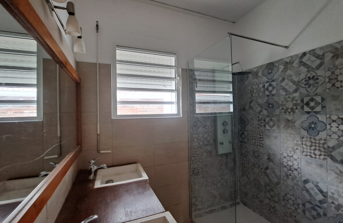 Maison 3 pi&egrave;ces avec  garnde terrasse et box &agrave; proximit&eacute; des &eacute;coles et commerces