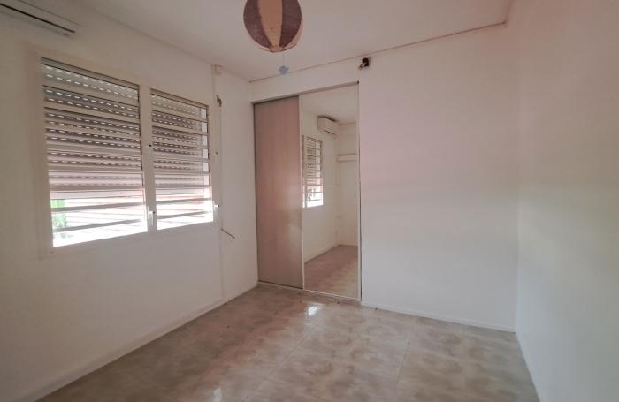 Maison 3 pi&egrave;ces avec  garnde terrasse et box &agrave; proximit&eacute; des &eacute;coles et commerces