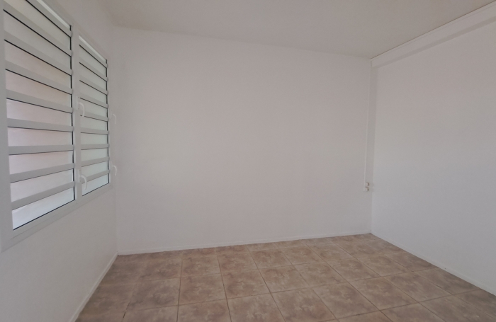 Maison 3 pi&egrave;ces avec  garnde terrasse et box &agrave; proximit&eacute; des &eacute;coles et commerces