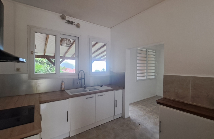 Maison 3 pi&egrave;ces avec  garnde terrasse et box &agrave; proximit&eacute; des &eacute;coles et commerces