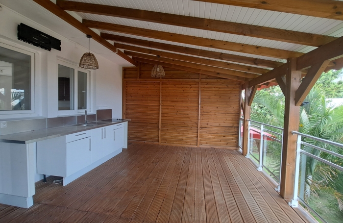 Maison 3 pi&egrave;ces avec  garnde terrasse et box &agrave; proximit&eacute; des &eacute;coles et commerces