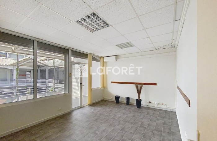 Location Local commercial 53.8m&sup2; Baie Mahault