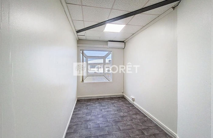 Location Local commercial 53.8m&sup2; Baie Mahault