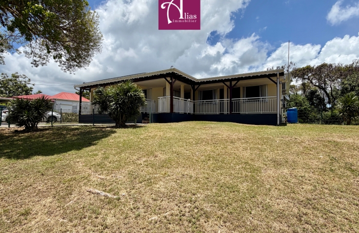 LOCATION &mdash; Haut de villa F4 avec vue mer au Gosier