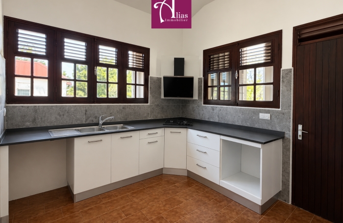 LOCATION &mdash; Haut de villa F4 avec vue mer au Gosier