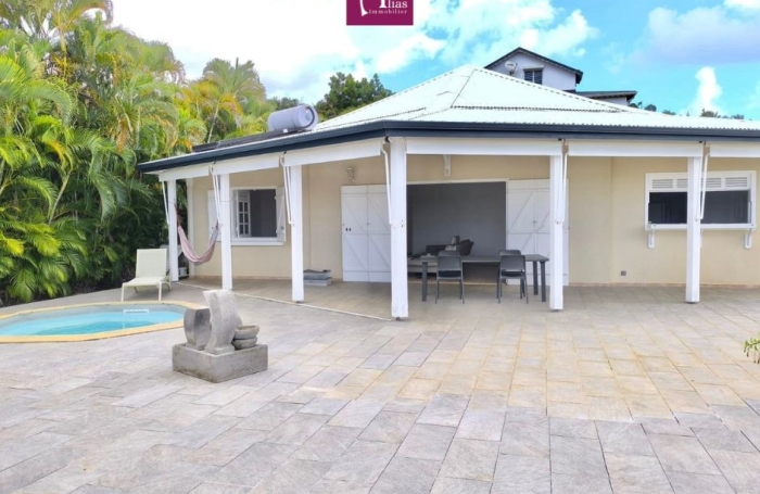 A LOUER - Villa F4 avec bungalow piscine et citerne &agrave; Convenance eau-edf-internet inclus
