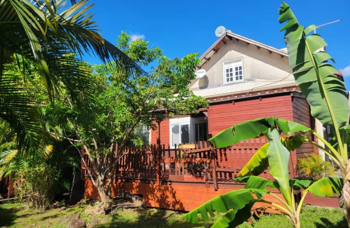 Saint-Claude, Villa T5 Piscine, Studio et Bungalow