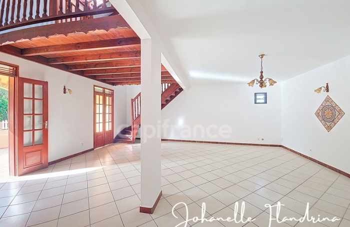 Location Bureaux 152m&sup2; 5 pièces Capesterre Belle Eau