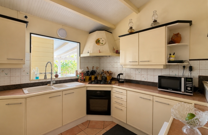 VILLA F5 MEUBL&Eacute;E AVEC PISCINE secteur Dorville ST-ANNE