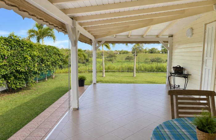 VILLA F5 MEUBL&Eacute;E AVEC PISCINE secteur Dorville ST-ANNE