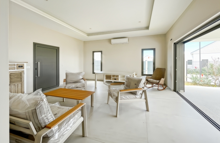 Location &agrave; l&rsquo;ann&eacute;e   Villa F4 plus bureau piscine   &Eacute;l&eacute;gance et volumes   Saint-Fran&ccedil;ois