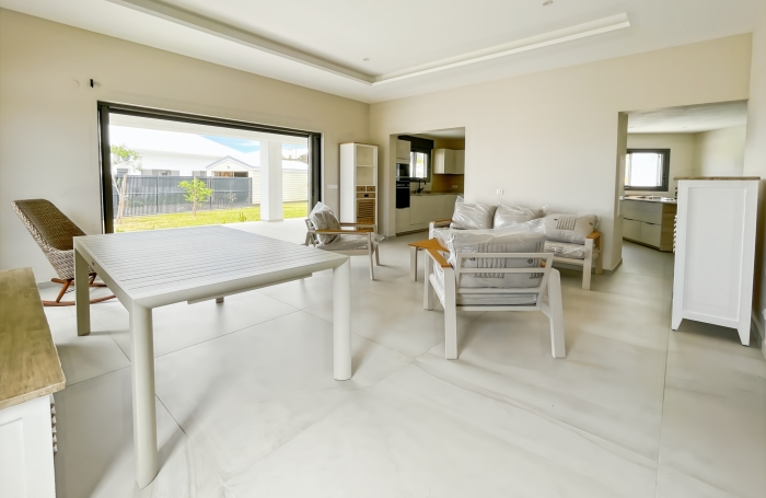 Location &agrave; l&rsquo;ann&eacute;e   Villa F4 plus bureau piscine   &Eacute;l&eacute;gance et volumes   Saint-Fran&ccedil;ois