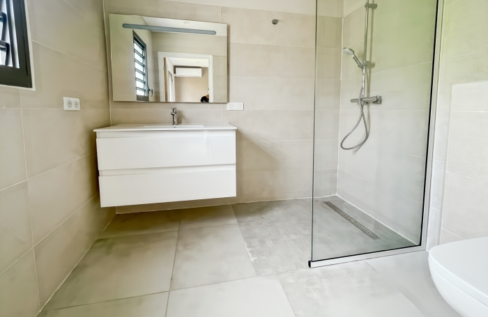 Location &agrave; l&rsquo;ann&eacute;e   Villa F4 plus bureau piscine   &Eacute;l&eacute;gance et volumes   Saint-Fran&ccedil;ois