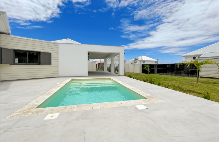 Location &agrave; l&rsquo;ann&eacute;e   Villa F4 plus bureau piscine   &Eacute;l&eacute;gance et volumes   Saint-Fran&ccedil;ois
