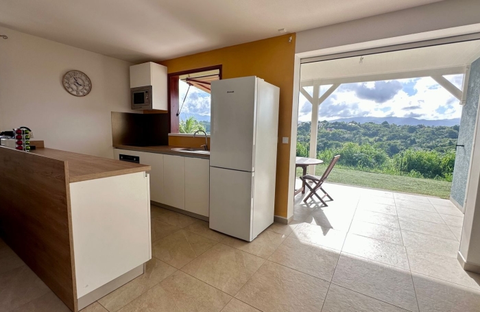 Maison r&eacute;cente T4 meubl&eacute;e   Vue montagnes   Terrain clos 1 000 m2   Baie-Mahault