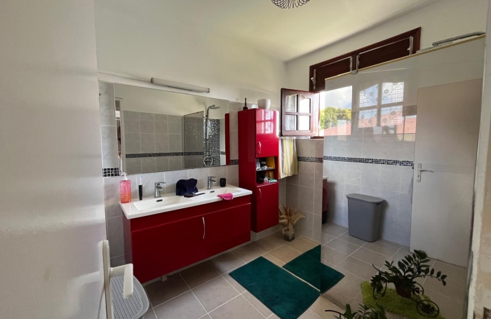 BASSE-TERRE Maison T4 cl&eacute; en main avec 2 logements ind&eacute;pendants   Proche h&ocirc;pital et commodit&eacute;s- aucun travaux