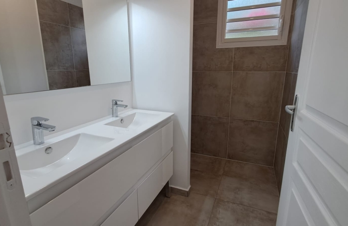 Pavillon neuf T4 vue mer quartier r&eacute;sidentiel &agrave; Bouillante