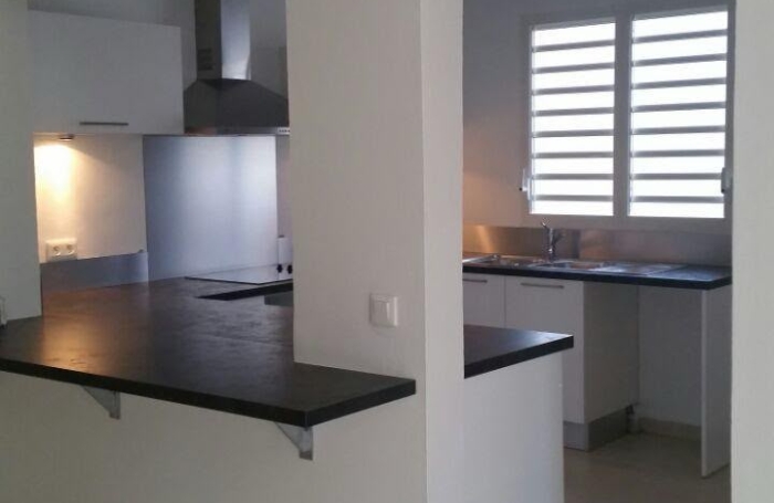 Villa T5 avec piscine, terrasse en deck et vue mer sur la marina