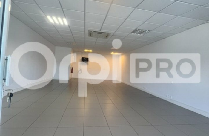 A louer Local de 67 m&sup2; en R+1 - LOT 2