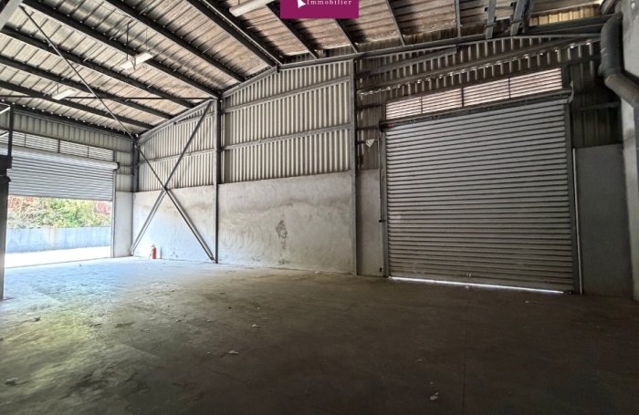 &Agrave; louer - Depot 200m2 - Id&eacute;alement plac&eacute; proche port autonome - double entr&eacute;e - Jarry - Baie-Mahault
