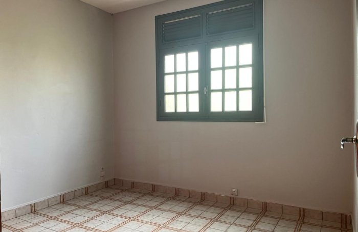 Maison familiale de 4 chambres avec T2 ind&eacute;pendant et garage sur un terrain cl&ocirc;tur&eacute;