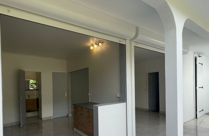 Maison familiale de 4 chambres avec T2 ind&eacute;pendant et garage sur un terrain cl&ocirc;tur&eacute;