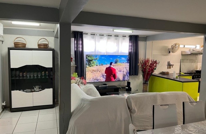 BASSE-TERRE - Maison familiale T 5 avec studio ind&eacute;pendant