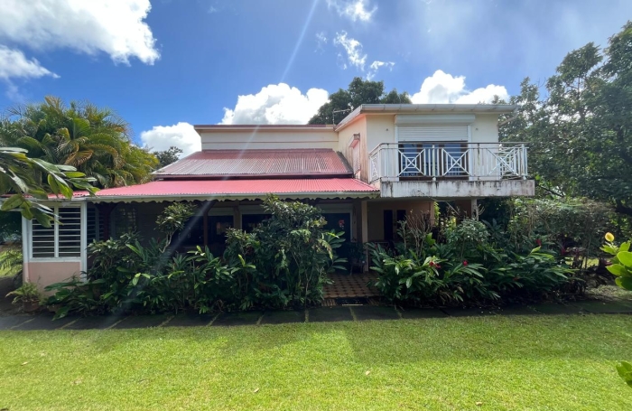 GOURBEYRE, villa T5 avec terrasse , double garage sur un grand terrain