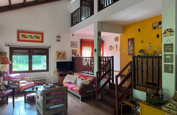 GOURBEYRE, villa T5 avec terrasse , double garage sur un grand terrain