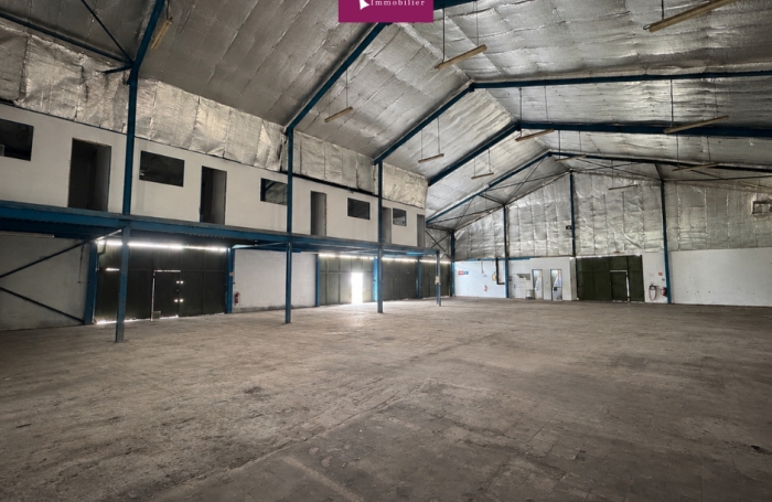 &Agrave; louer - D&eacute;p&ocirc;t de 700 m2 avec mezzanine   Petit-P&eacute;rou, Les Abymes