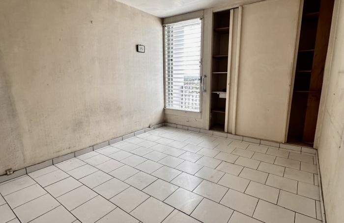 A VENDRE T5 DUPLEX de 98 m2 &agrave; RENOVER - Tour Anquetil 4 - LES ABYMES