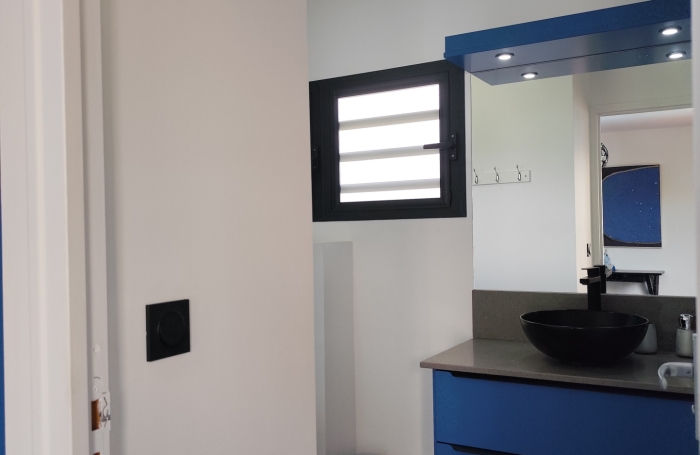 DESHAIES   VILLA CREOLE RENOVEE AVEC PISCINE ET ACCES DIRECT A UNE CRIQUE