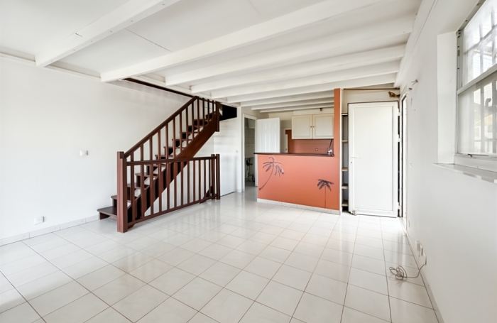 Villa mitoyenne, avec piscine privative et vue mer. Lotissement r&eacute;sidentiel