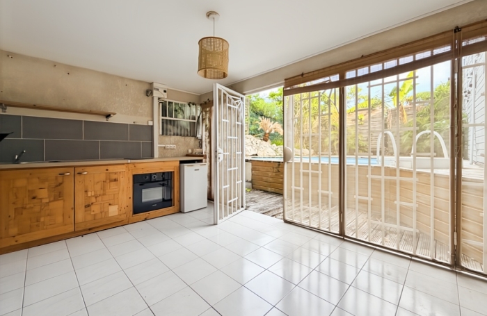 Villa mitoyenne, avec piscine privative et vue mer. Lotissement r&eacute;sidentiel