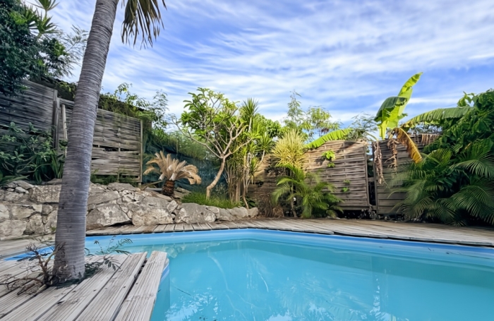 Villa mitoyenne, avec piscine privative et vue mer. Lotissement r&eacute;sidentiel