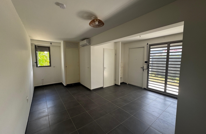 Studio non meubl&eacute; avec terrasse et jardin