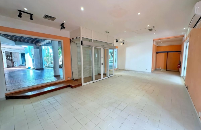 Location Local commercial 97118