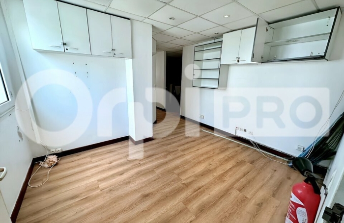Bureau - Local professionnel & commercial de 88 m&sup2; &ndash; Village Manganao, Saint-Fran&ccedil;ois
5 salles d'espaces de travail + 1 espace accueil