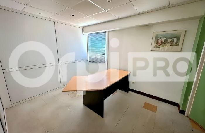 Bureau - Local professionnel & commercial de 88 m&sup2; &ndash; Village Manganao, Saint-Fran&ccedil;ois
5 salles d'espaces de travail + 1 espace accueil
