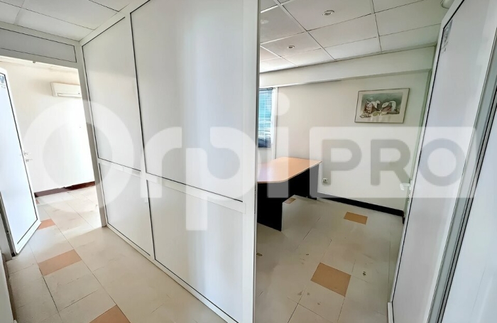 Bureau - Local professionnel & commercial de 88 m&sup2; &ndash; Village Manganao, Saint-Fran&ccedil;ois
5 salles d'espaces de travail + 1 espace accueil