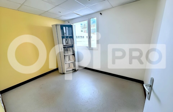 Bureau - Local professionnel & commercial de 88 m&sup2; &ndash; Village Manganao, Saint-Fran&ccedil;ois
5 salles d'espaces de travail + 1 espace accueil