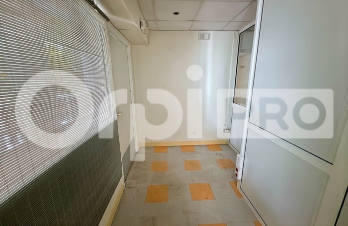 Bureau - Local professionnel & commercial de 88 m&sup2; &ndash; Village Manganao, Saint-Fran&ccedil;ois
5 salles d'espaces de travail + 1 espace accueil
