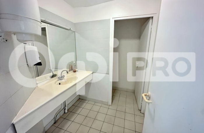 Bureau - Local professionnel & commercial de 88 m&sup2; &ndash; Village Manganao, Saint-Fran&ccedil;ois
5 salles d'espaces de travail + 1 espace accueil