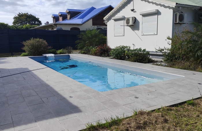 POINTE-NOIRE   VILLA DE 150 M2 AVEC PISCINE AU SEL & JACUZZI