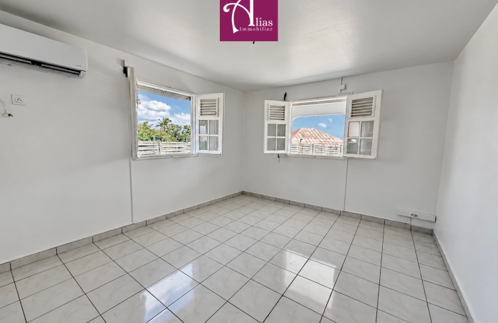 Villa F5 meubl&eacute;e avec piscine &agrave; Convenance